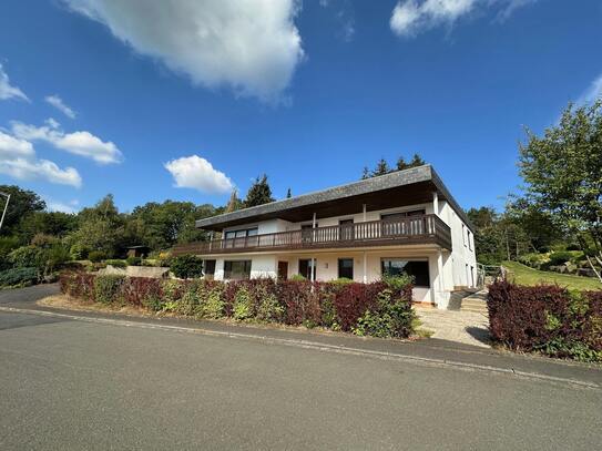 Geräumiges Zweifamilienhaus in ruhiger Sonnenlage von Holzhausen mit herrlichem Weitblick!