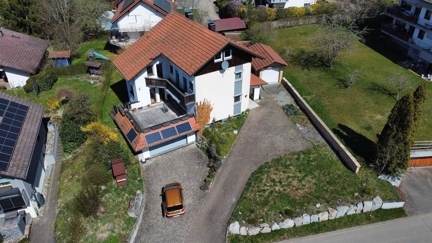 Immobilie in Ühlingen-Birkendorf - Familienfreundliches Architektenhaus mit Südausrichtung, Schweiznah, gemauert, großer, ebener Garten, zentral in der Gemeinde gelegen - Bild 0