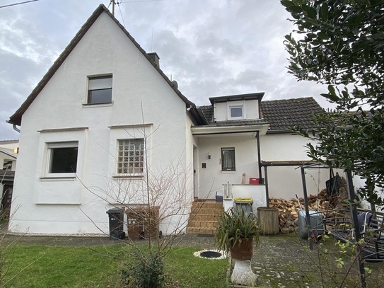 Einfamilienhaus mit Garage und großem Grundstück