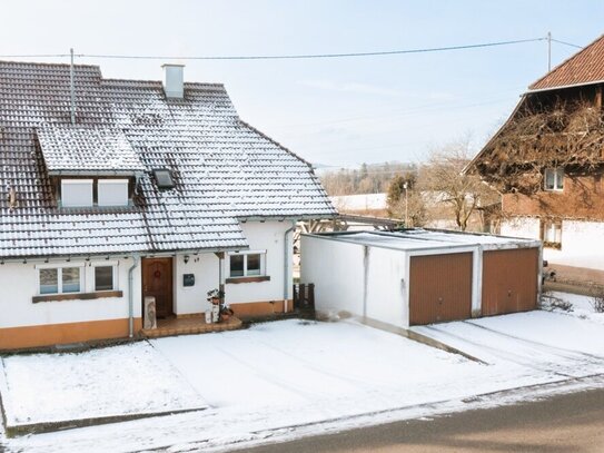 Alpenblick inklusive - Solide DHH mit Balkone und Garten sowie zwei Garagen in schöner Dorfrandlage