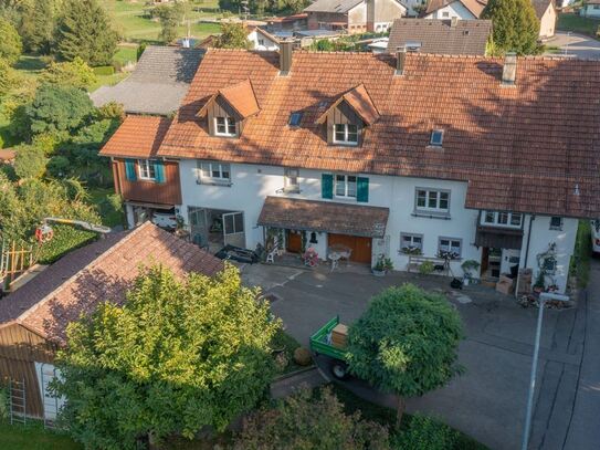 Landluft gewünscht? Hier, bitteschön... 2 schöne Landhäuser & ein grosses Grundstück in Baltersweil!