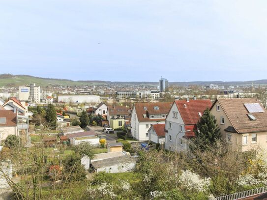 Vielfältige Möglichkeiten: Großes Zweifamilienhaus in Heilbronn-Neckargartach