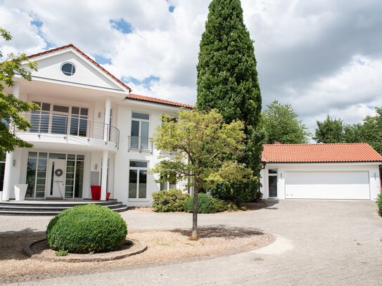 Exklusive Villa mit 8000 m² gewerblichem Bauland