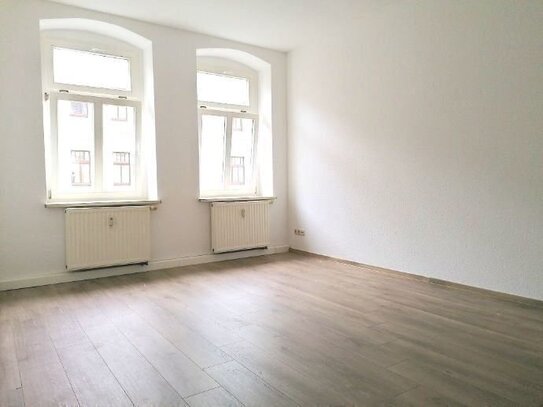 !! NEUE EINBAUKÜCHE, 2-Zimmer-Wohnung mit neuem Laminat im Stadtteil Schlosschemnitz !!