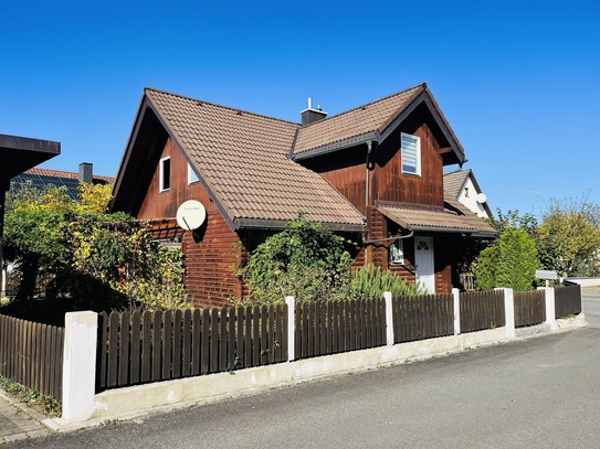 Erleben Sie das behagliche Wohngefühl eines Holzhauses... perfekt auf einem sonnigen Eckgrundstück mit 500m² gelegen!