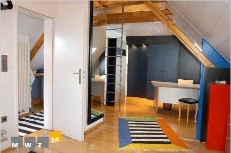 Unterrath: Service-Apartment von Innenarchitekten gestaltet, Dachstudio mit Schlafempore. Die