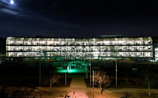 Lichtdurchflutete Büroflächen und bei Nacht auch besonders