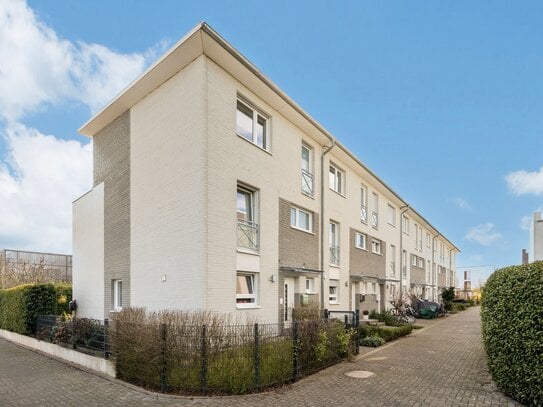 Modernes Reihenmittelhaus mit Photovoltaikanlage in Riedberg