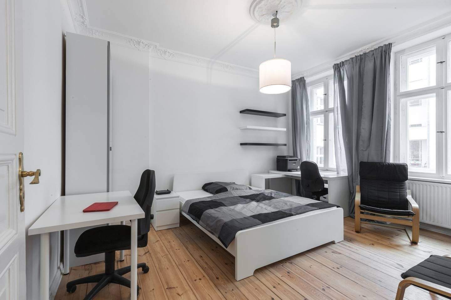 Sure! Here's the German translation: **Vollmöbliertes Studio im zentralen Schöneberg - Alle Nebenkosten inklusive - Photo 1