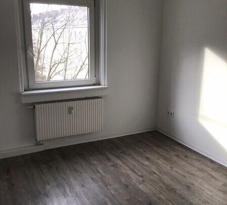 Neu renovierte, geräumige 4-Zi.-Wohnung ab sofort frei