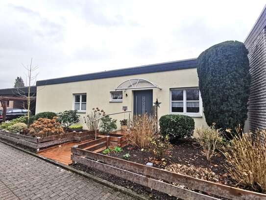 Gemütlicher Bungalow mit Terrasse, Teich und großem Gartenhaus in Höxter