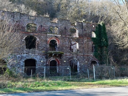 Alte Brauerei Ruine mit riesigem Keller an der Mosel