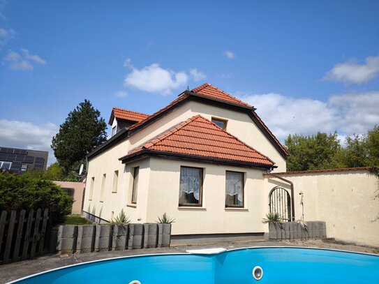 Großes Grundstück mit Einfamilienhaus + Garage + Pool + Sauna