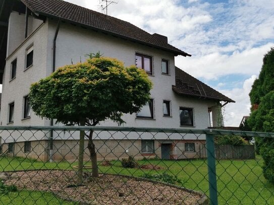 Privat Mehrfamilienhaus mit großem Teich