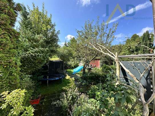 Zweifamilienhaus mit großem Garten und Garage