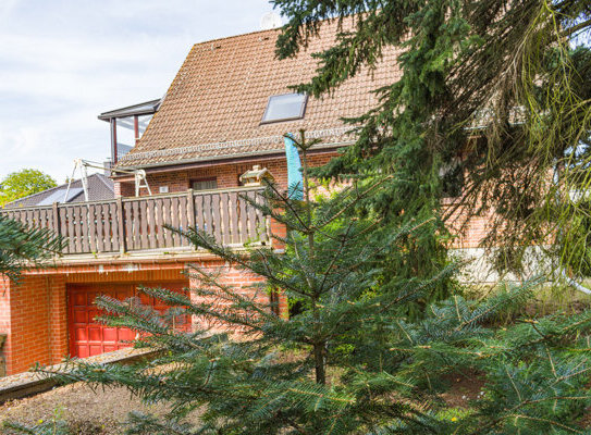 Einfamilienhaus auf teilbarem Grundstück mit Stellplatz, Garage, Balkon und Terrasse in bester Lage von Berlin-Mahlsdor…