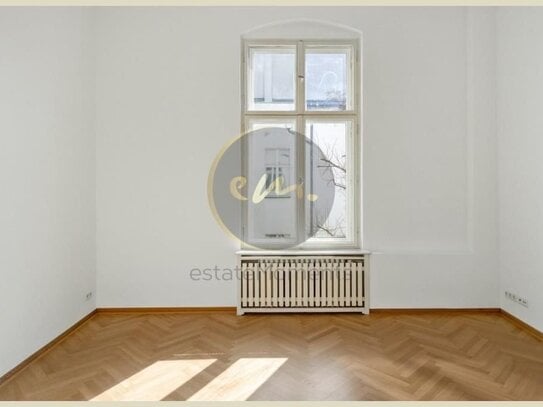 Absolut zentral und ruhig gelegen: Toller Altbau, sonnige Ausrichtung mit Balkon und Aufzug...