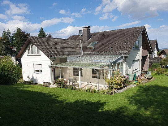 Herbst-Offerte ! Einfamilien-Wohnhaus mit Einliegerwohnung u. Garagegebäude mit Carport in ruhiger Lage von Detmold-Hei…