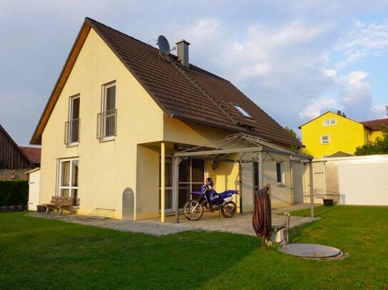 Freistehendes EFH mit Wärmepumpe, Doppelgarage und Carport in Adelsdorf / Haus kaufen