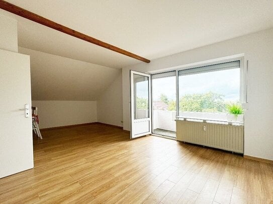 GEMÜTLICH + RUHIG Dachgeschosswohnung mit Loggia und schönem Ausblick