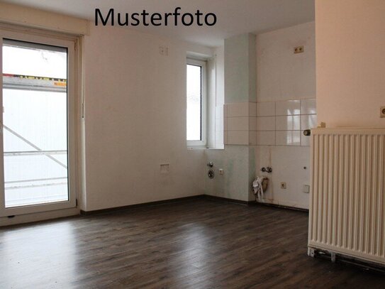 Neu modernisierte Wohnung in neu modernisiertem Gebäude mit Balkon in attraktiver Lage ! Obergeschoß