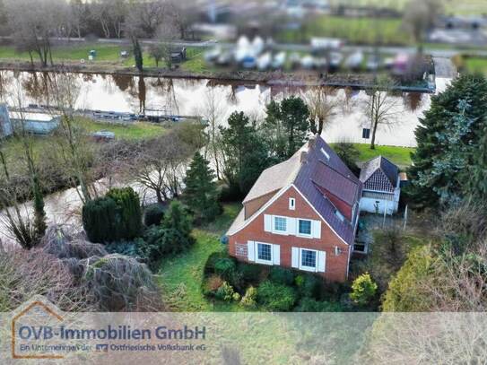 Ostfriesische Idylle in direkter Wasserlage - Baugrundstück mit Abrisshaus