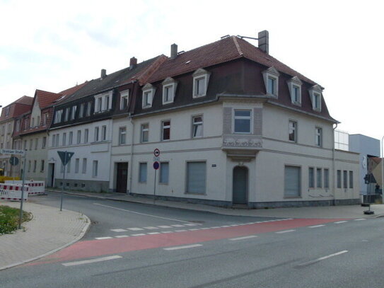 Traditionelles Wohn- und Geschäftshaus vor den Toren der Stadt