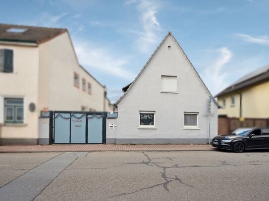 Zwei Häuser auf einem großen Grundstück in Hockenheim