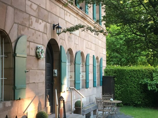 Historische ehem. Staatsgebäude (Sandstein massiv), m. parkartigem Garten, Wohnung, u. Gewerbeanteil