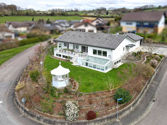 Großzügiges Einfamilienhaus mit traumhaftem Gartenparadies
