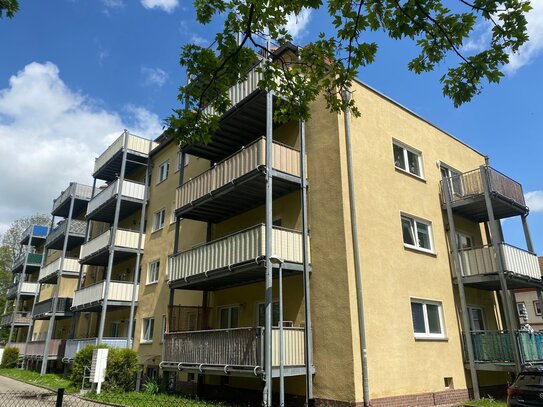 renovierte Erdgeschosswohnung mit Balkon und Außenstellplatz