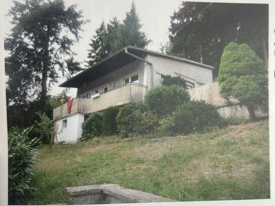 Eingeschossiges Einfamilienwohnhaus mit überdachter Terrasse (Hauseingang) und großem Balkon in Waldrandlage in Lüdensc…