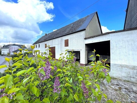 Eifel-Bauernhaus im ruhigen Ort Nähe Ulmen mit 3.134 qm Land, Scheune, Stallungen und Bauland