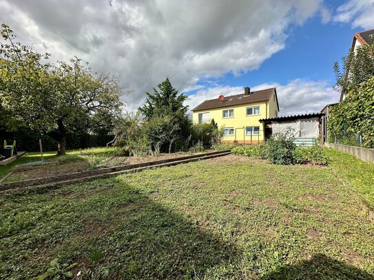 Familien aufgepasst! Langenzenn ~ Freistehendes Zweifamilienhaus mit Baugrundstück ~ viel Potential ~ Garage uvm.