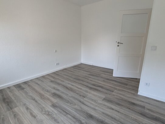 +++SANIERTE, FREUNDLICHE 3-R.WHG.+MIT BALKON+DUSCHBAD+1.OG+NEUES LAMINAT!!!+++