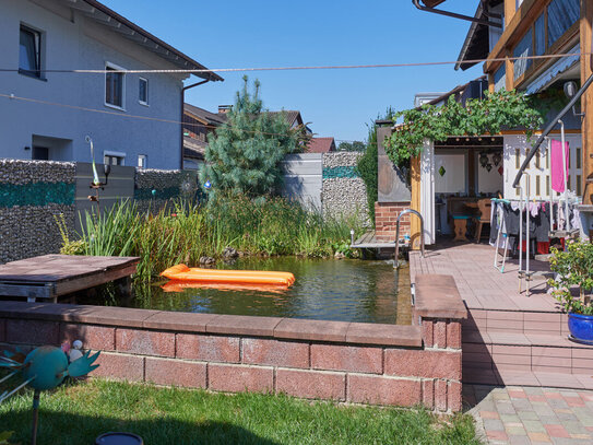 Platz für Alt und Jung! Große Doppelhaushälfte mit Einliegerwohnung im Erdgeschoss und Schwimmteich