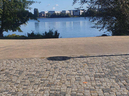 Ein Hausboot mit Anliegeplatz ist eine großartige Möglichkeit, um das Leben auf dem Wasser zu genießen.