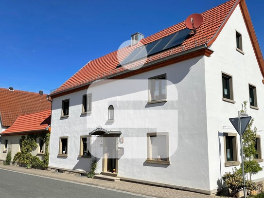 Modernisiertes Einfamilienhaus mit umfangreichen Nutzflächen und separatem Garten