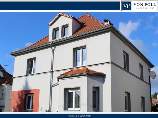 Modernisiertes Haus mit Balkon, Garten und Garage.