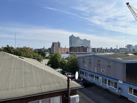 Funktionale Büroflächen mit Blick auf die Hamburger Wahrzeichen