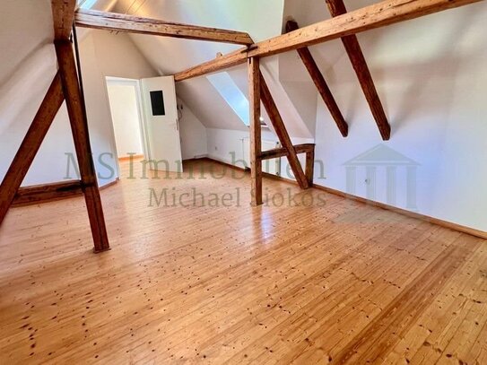 *** Charmante Maisonette-Altbauwohnung mit freigelegten Balken und Dachloggia ***