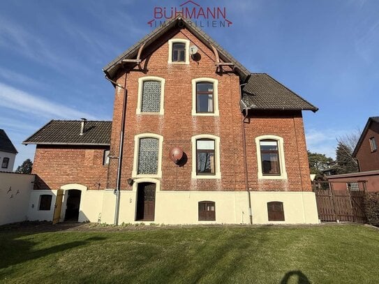 31675 Bückeburg - Zweifamilienhaus in guter Lage mit Garten und Garagen