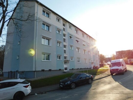 Wir sanieren für Sie die gesamte Wohnung, erstes OG mit Balkon einzugsbereit!