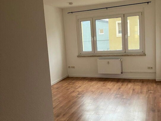 Lichtdurchflutete Erdgeschoßwohnung sofort bezugsfrei und frisch renoviert