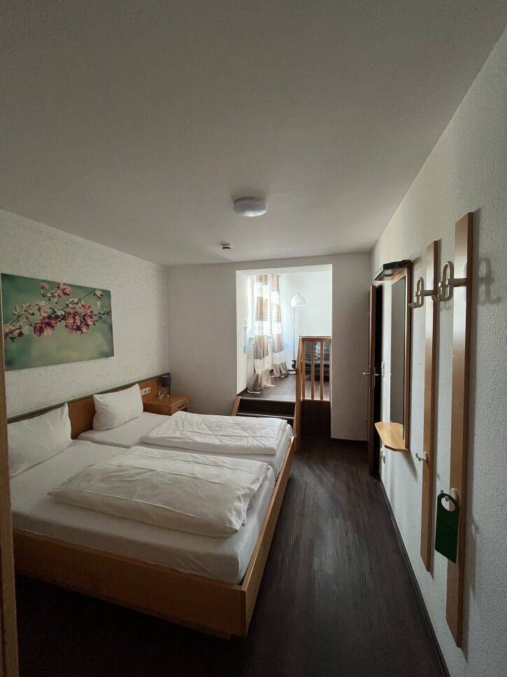                                                               Wohnen f&uuml;r Azubis und Studenten - Dein neues Zuhause im Gasthof Ebert                                                       in Neuhof (Fulda)