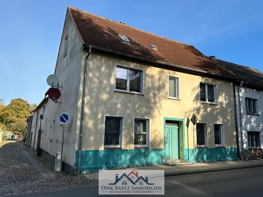 Zweifamilienhaus mit 2 Wohneinheiten in Loitz zu verkaufen.