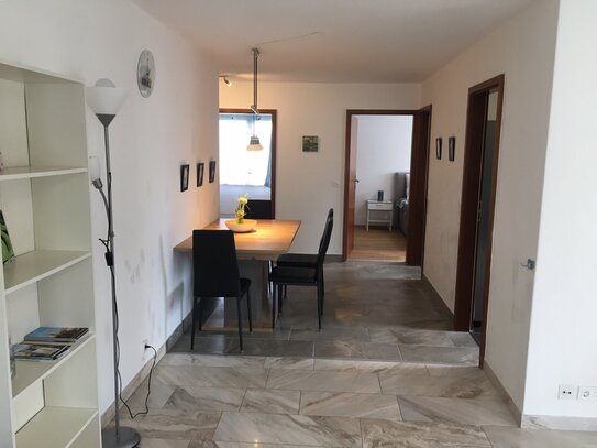 **Großzügige, 3 Zimmer FERIENWOHNUNG am Rhein**