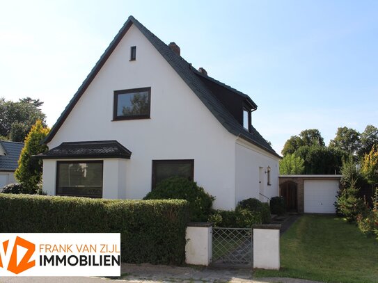 Ruhig gelegenes 1-2 Familienhaus in Arbergen mit großem sonnigem Westgründstück. Teilkeller. Garage.