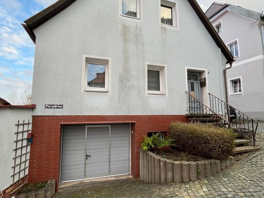 Großzügiges Wohnhaus mit Dachterrasse, Garten und 2 Garagen-Stellplätzen