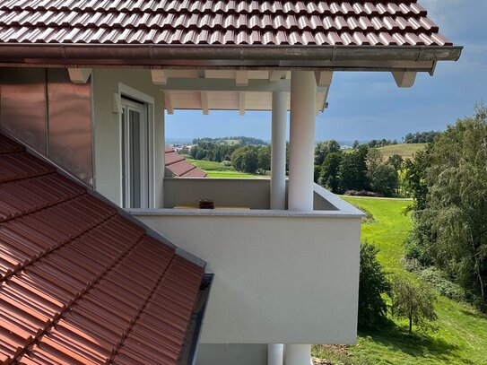 NEUBAU! Sonnige 3-Zimmerdachgeschosswohnung mit super Aussicht, Balkon u. zwei Stellplätzen